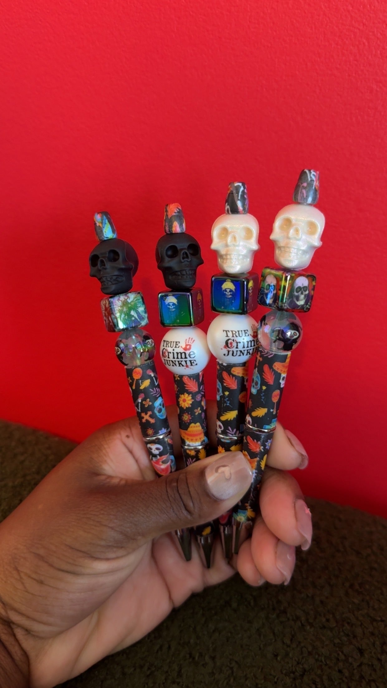 White or black skull head pen (random beads)